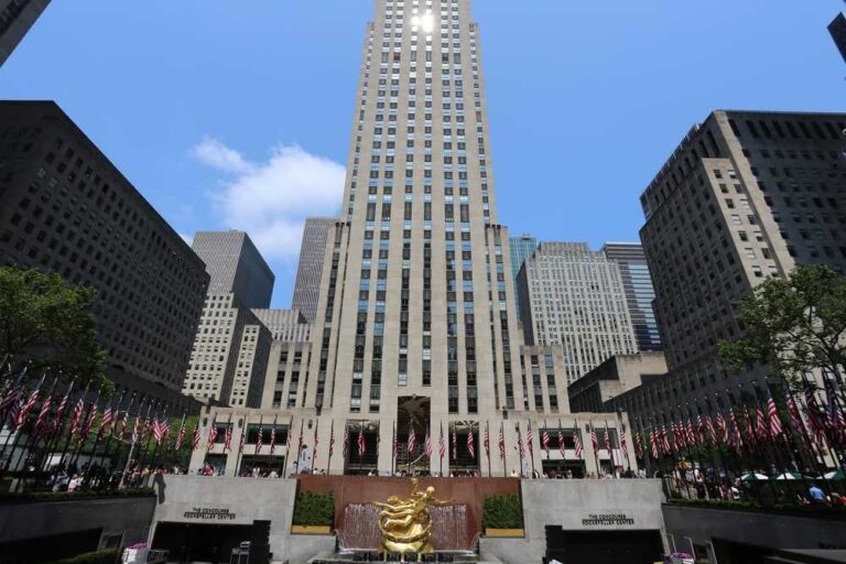 what time does the tree light up in rockefeller center
